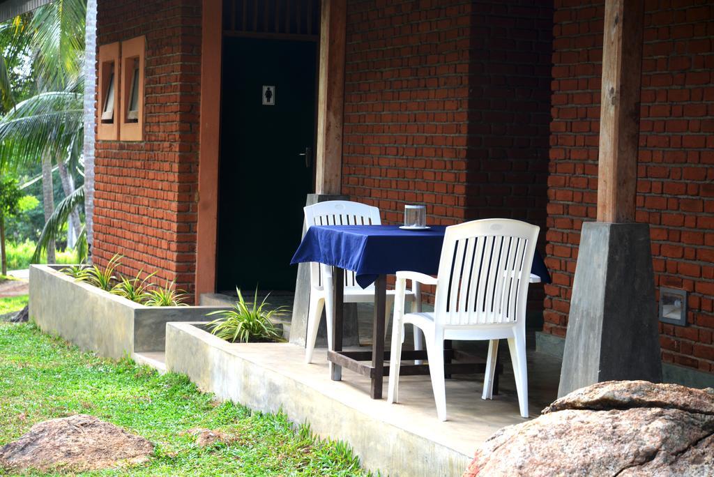 Jungle Beach Hostel Unawatuna Buitenkant foto