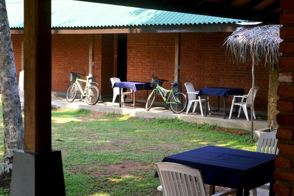 Jungle Beach Hostel Unawatuna Buitenkant foto